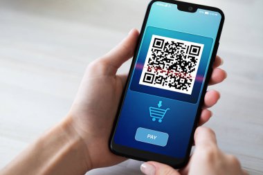 Ekranda tarama QR code cep telefonu. İş ve teknoloji kavramı.