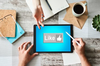 Ekrandaki düğme gibi. SMM, Sosyal medya pazarlama kavramı.
