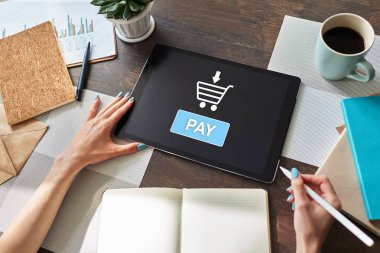 Çevrimiçi ödeme bir e-ticaret konsepti. Tablet ekranında ödeme düğmesi.