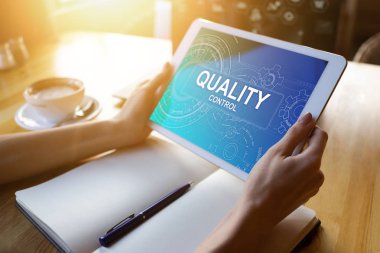 Aygıt ekranında kalite kontrol kavramı. İş ve teknoloji kavramı.