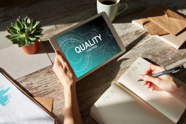 Aygıt ekranında kalite kontrol kavramı. İş ve teknoloji kavramı.