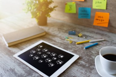 SMM, sosyal medya pazarlama konsepti. Aygıt ekranında beğeniler, yorumlar ve yeni takipçi simgeleri.