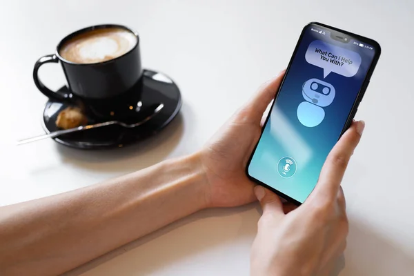 Diálogo cliente e chatbot na tela do smartphone. AI. Inteligência artificial e conceito de tecnologia de automação de serviços . — Fotografia de Stock