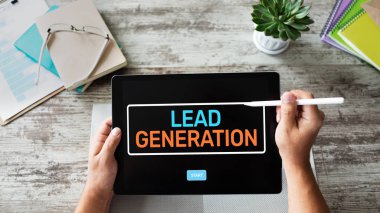 Öncü üretim başlatma düğmesi ekranda. Dijital pazarlama ve iş stratejisi kavramı.