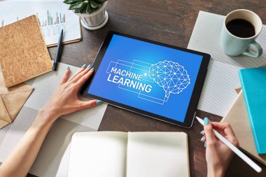 Makine öğrenimi, yapay zeka ve akıllı teknoloji konsepti cihaz ekranında.