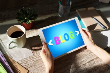 Ekranda BLOG içeren tablet. Sosyal ağ, İletişim ve İnternet pazarlama kavramı.