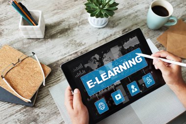 Cihaz ekranında E-eğitim, online eğitim kavramı.