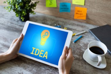 Ekranda lamba simgesi olan yeni fikir, yaratıcılık ve yenilik kavramı.