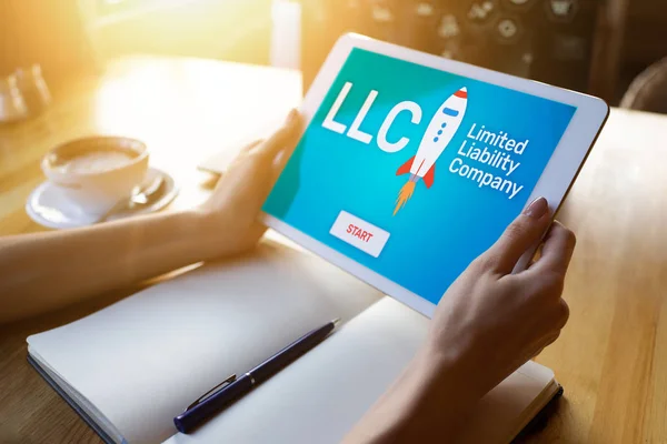 LLC Limited Liability Company Стратегія бізнесу і концепція технології. — стокове фото