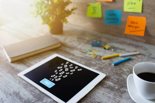 Bitcoin ödemesi aygıt ekranında, kripto para biriminde, engelleme zincirinde kabul edildi.