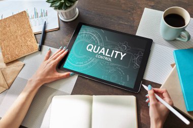 Aygıt ekranında kalite kontrol kavramı. İş ve teknoloji kavramı.