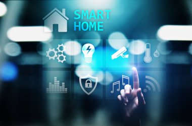 Sanal ekrandaki akıllı ev kontrol paneli. Nesnelerin interneti, IOT, otomasyon kavramını işleme.