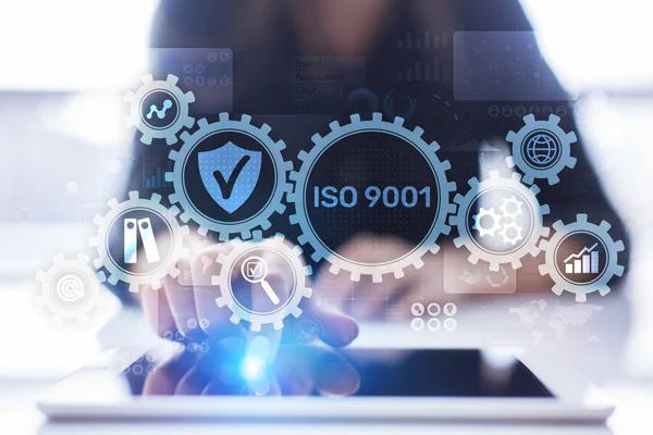 ISO 9001 Standardy kontroli jakości koncepcji technologii biznesowych na wirtualnym ekranie. — Zdjęcie stockowe