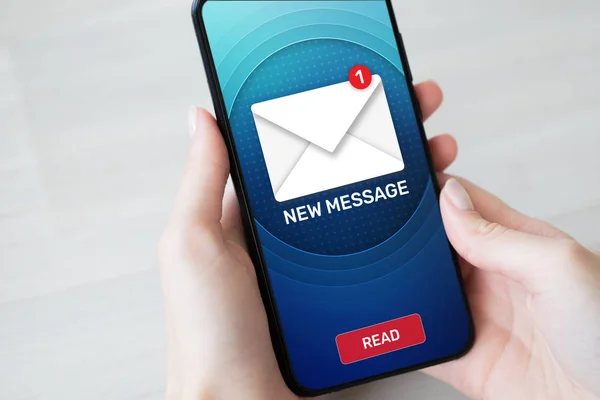 Nuevos iconos de mensajes en la pantalla del teléfono móvil. Comunicación empresarial, internet y tecnología . — Foto de Stock