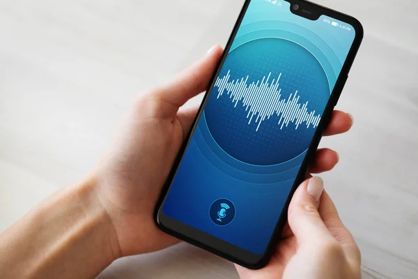 Приложение для распознавания голоса на экране смартфона. Искусственный интеллект и концепция глубокого обучения . — стоковое фото