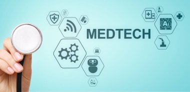 Tıbbi teknoloji bilgi entegrasyonu internet büyük veri konsepti sanal ekranda. Steteskoplu doktor..