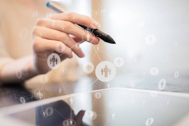 Sosyal medya. İnsan ilişkileri sanal ekran simgeleri. Internet ve teknoloji kavramı.