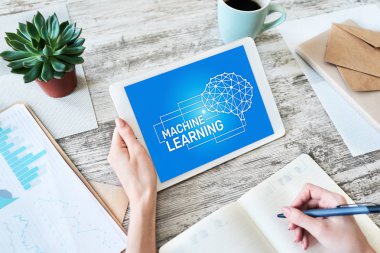 Makine öğrenimi, yapay zeka ve akıllı teknoloji konsepti cihaz ekranında.