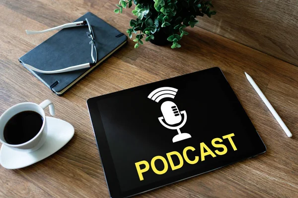 Podcast - ljud- eller videoinspelningar, tv- eller radiosändningar, föreläsningar, tal och andra evenemang. — Stockfoto