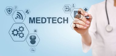 Tıbbi teknoloji bilgi entegrasyonu internet büyük veri konsepti sanal ekranda. Steteskoplu doktor..