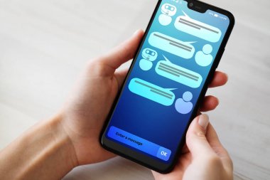 Müşteri ve sohbet etmek smartphone ekran iletişim kutusunda. AI. Yapay zeka ve servis Otomasyon teknolojisi kavramı.