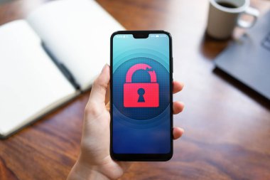 Güvenlik ihlali asma kilit simgesi cep telefonu ekran kilidini. Cyber koruma kavramı.