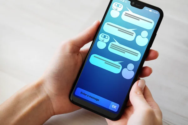 Müşteri ve sohbet etmek smartphone ekran iletişim kutusunda. AI. Yapay zeka ve servis Otomasyon teknolojisi kavramı.