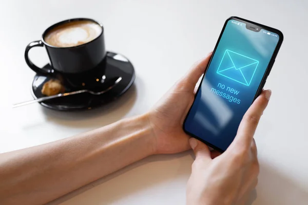 Нет текста новых сообщений на экране мобильного телефона . — стоковое фото