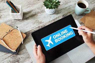 Cihaz ekranında online uçuş bileti rezervasyonu. İnternet ve teknoloji kavramı.