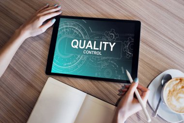 Aygıt ekranında kalite kontrol kavramı. İş ve teknoloji kavramı.