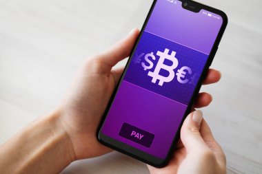 Mobil bitcoin cüzdan ödeme. Sanal ekranda cryptocurrency dijital para kavramı.