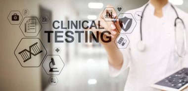 Klinik test araştırması, eczane ve tıp konsepti ekranda.