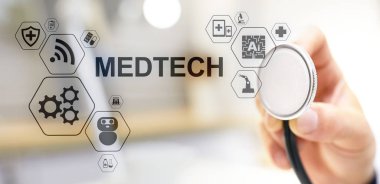 Tıbbi teknoloji bilgi entegrasyonu internet büyük veri konsepti sanal ekranda. Steteskoplu doktor..