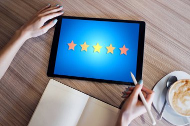 Müşteri memnuniyeti, geri bildirim, eleştiri. Aygıt ekranında yıldız simgesi.