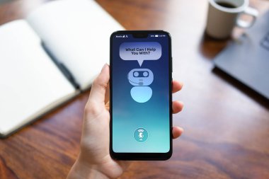Müşteri ve sohbet etmek smartphone ekran iletişim kutusunda. AI. Yapay zeka ve servis Otomasyon teknolojisi kavramı.