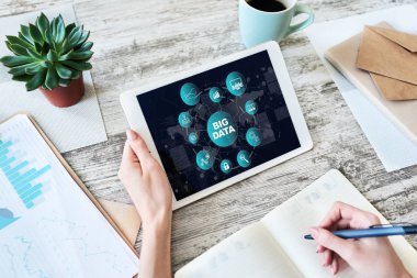 Büyük veri. İşleme ve analiz büyük miktarda bilgi için araçlar. Internet ve teknoloji kavramı.