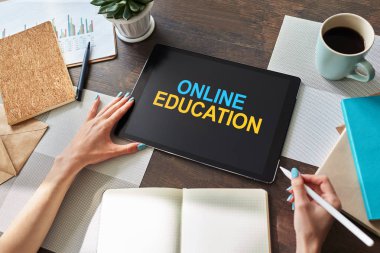 Çevrimiçi eğitim, aygıt ekranında E-öğrenme kavramı.