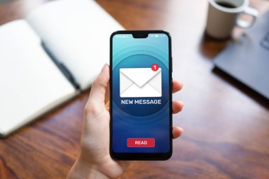 Cep telefonu ekran yeni ileti simgeleri. İş iletişim, internet ve teknoloji kavramı.