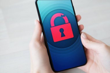 Güvenlik ihlali asma kilit simgesi cep telefonu ekran kilidini. Cyber koruma kavramı.