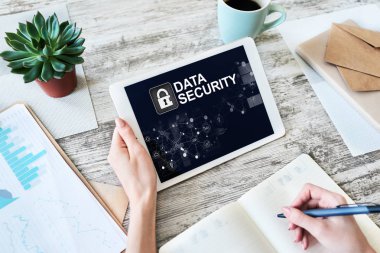 Veri güvenliği, siber koruma, aygıt ekranında bilgi gizlilik kavramı.