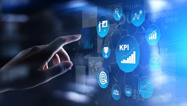 KPI -主なパフォーマンス指標。ビジネス分析と産業分析。仮想画面上のインターネットと技術の概念. — ストック写真
