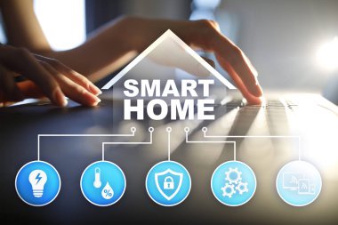 Akıllı Ev Dijital arabirim sanal ekran üzerinde. Internet ve otomasyon teknolojisi kavramı.