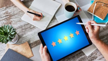 Müşteri memnuniyeti, geri bildirim, eleştiri. Aygıt ekranında yıldız simgesi.