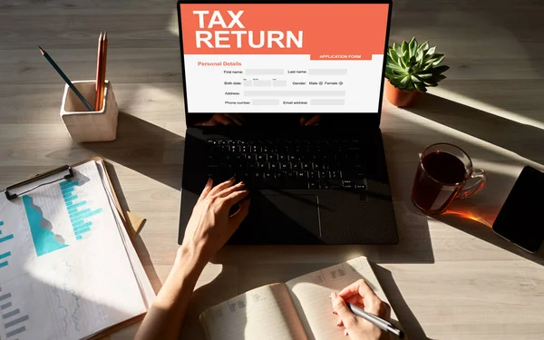 Ηλεκτρονική αίτηση φορολογικής δήλωσης στην οθόνη. Έννοια των επιχειρήσεων και της χρηματοδότησης. — Φωτογραφία Αρχείου