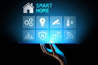 Sanal ekrandaki akıllı ev kontrol paneli. Nesnelerin interneti, IOT, otomasyon kavramını işleme.