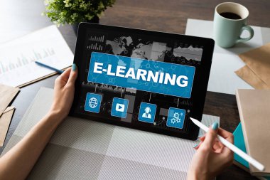Cihaz ekranında E-eğitim, online eğitim kavramı.