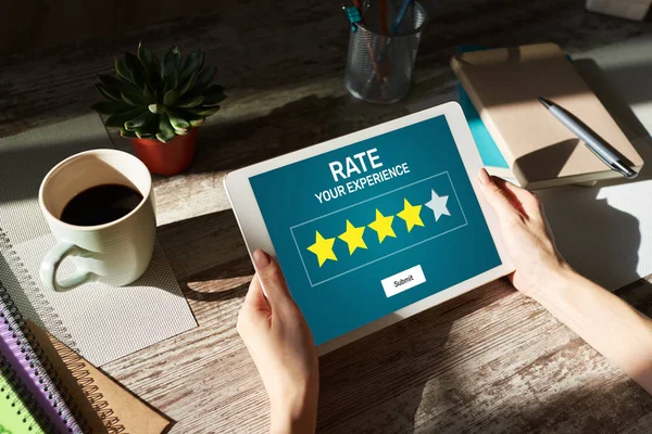 Ohodnoťte hodnocení zkušeností zákazníků. Servis a spokojenost zákazníků. Hodnocení pěti hvězd. Obchodní internetový koncept. — Stock fotografie