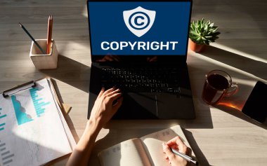 Ekranda telif hakkı simgesi. Patent Hukuku ve Fikri Mülkiyet. İş, İnternet ve Teknoloji Konsepti.