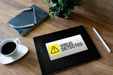Virüs ekranda uyarı mesajı algıladı. Siber güvenlik ihlali. Veri koruması İnternet ve teknoloji kavramı.