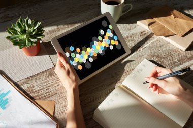 Tablet ekran renkli Apps simgeleri. Kişisel uygulama ve yazılım geliştirme. Internet ve teknoloji kavramı.